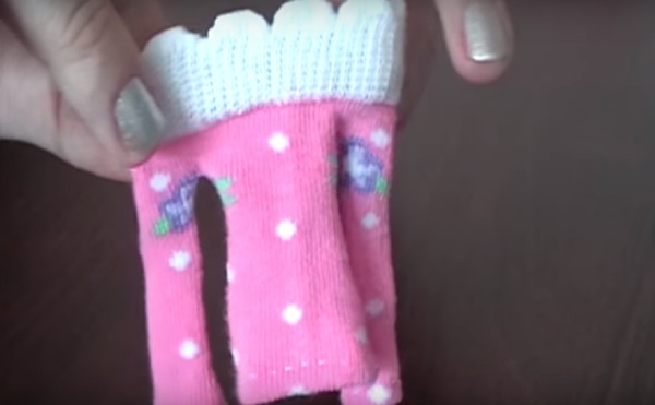 Hoe je poppenkleding met je eigen handen kunt naaien