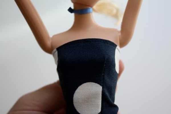 Hoe je poppenkleding met je eigen handen kunt naaien