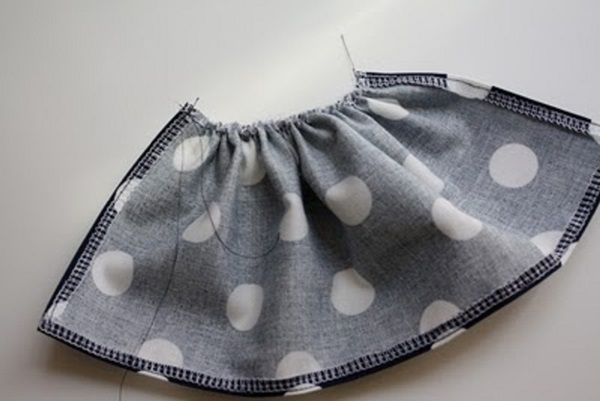 Hoe je poppenkleding met je eigen handen kunt naaien
