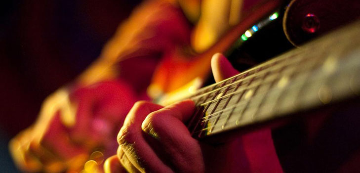 Hoe leer je liedjes op de gitaar spelen?