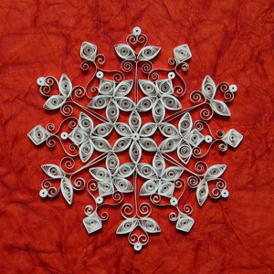 Nieuwjaarsambachten gemaakt van papier. Quilling