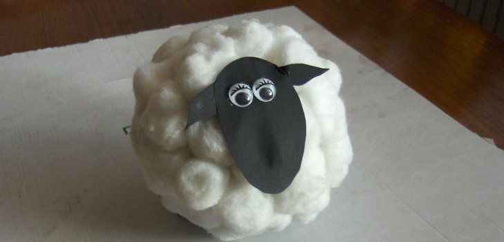 Heerlijk lam van wattenbollen voor het nieuwe jaar