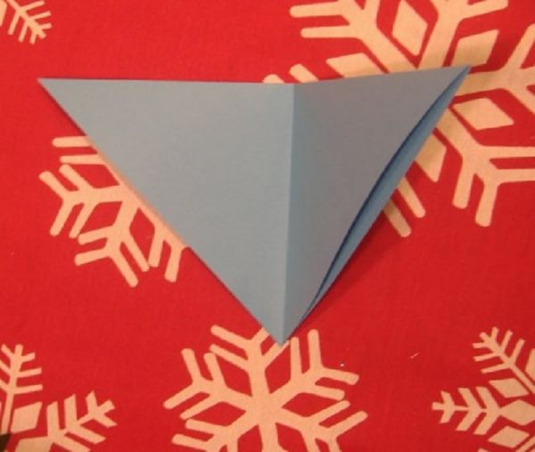 Mooie sneeuwvlokken voor het nieuwe jaar 2017 met hun eigen handen van papier - diagrammen en foto's in fasen. Masterclasses voor kinderen op grote sneeuwvlokken in origamitechniek