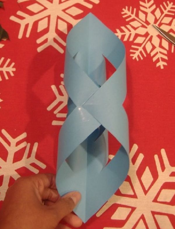 Mooie sneeuwvlokken voor het nieuwe jaar 2017 met hun eigen handen van papier - diagrammen en foto's in fasen. Masterclasses voor kinderen op grote sneeuwvlokken in origamitechniek