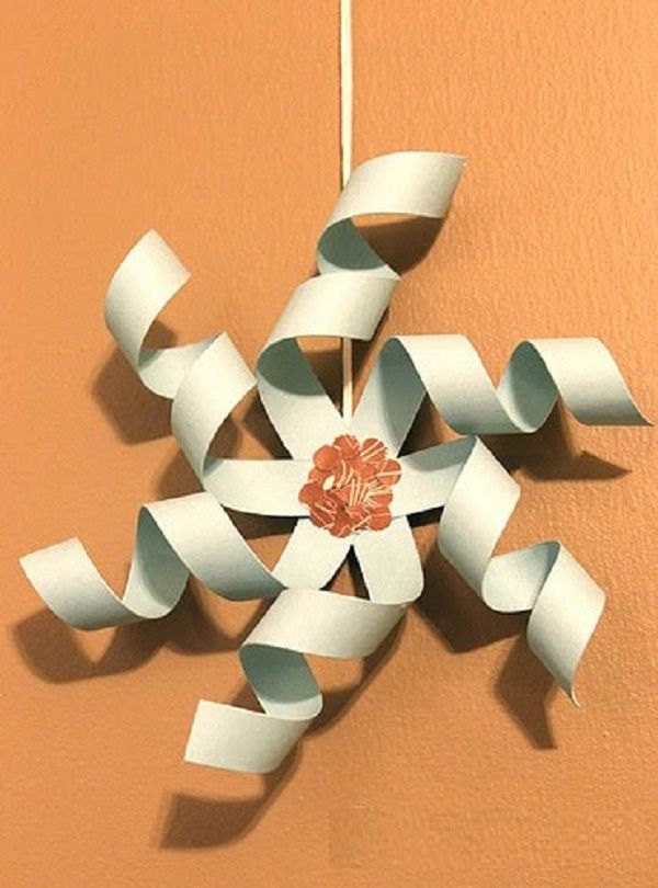 Mooie sneeuwvlokken voor het nieuwe jaar 2017 met hun eigen handen van papier - diagrammen en foto's in fasen. Masterclasses voor kinderen op grote sneeuwvlokken in origamitechniek