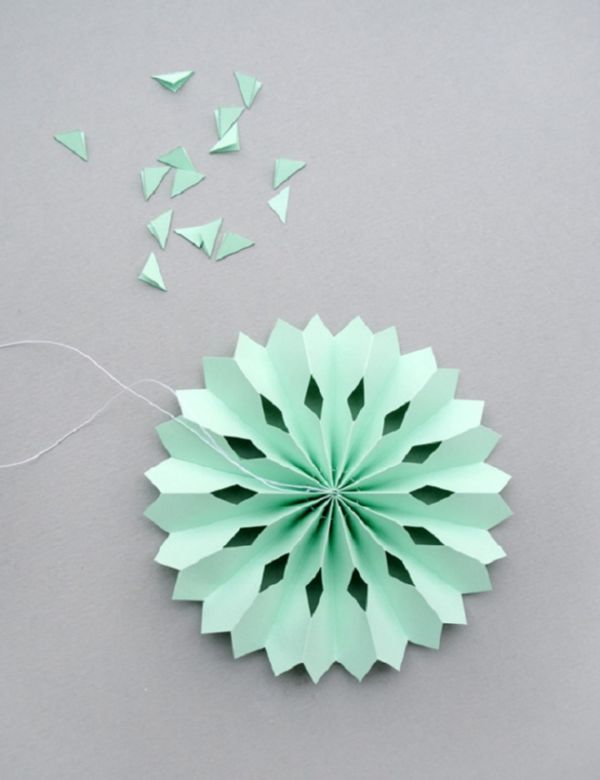 Mooie sneeuwvlokken voor het nieuwe jaar 2017 met hun eigen handen van papier - diagrammen en foto's in fasen. Masterclasses voor kinderen op grote sneeuwvlokken in origamitechniek