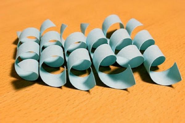 Mooie sneeuwvlokken voor het nieuwe jaar 2017 met hun eigen handen van papier - diagrammen en foto's in fasen. Masterclasses voor kinderen op grote sneeuwvlokken in origamitechniek