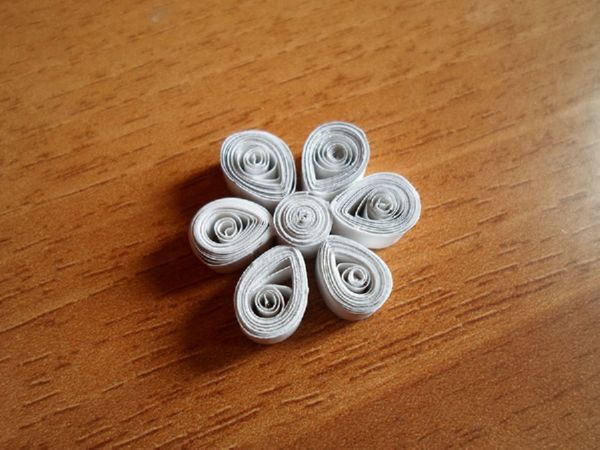 Mooie sneeuwvlokken voor het nieuwe jaar 2017 met hun eigen handen van papier - diagrammen en foto's in fasen. Masterclasses voor kinderen op grote sneeuwvlokken in origamitechniek