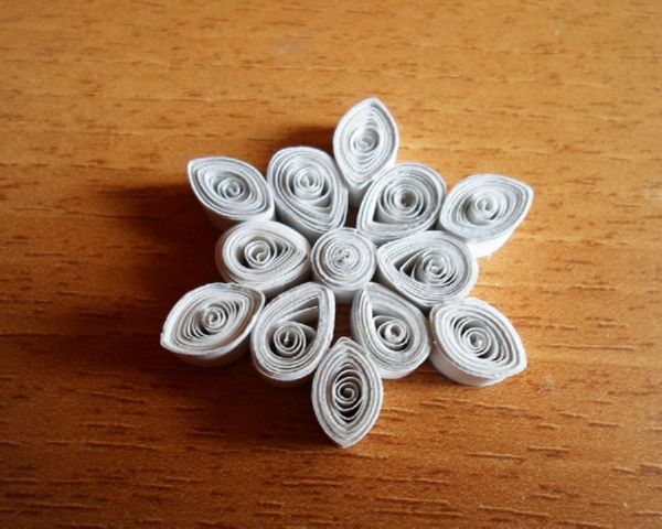 Mooie sneeuwvlokken voor het nieuwe jaar 2017 met hun eigen handen van papier - diagrammen en foto's in fasen. Masterclasses voor kinderen op grote sneeuwvlokken in origamitechniek