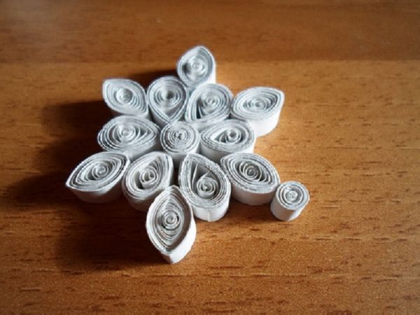 Mooie sneeuwvlokken voor het nieuwe jaar 2017 met hun eigen handen van papier - diagrammen en foto's in fasen. Masterclasses voor kinderen op grote sneeuwvlokken in origamitechniek