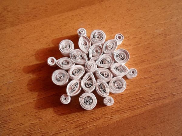 Mooie sneeuwvlokken voor het nieuwe jaar 2017 met hun eigen handen van papier - diagrammen en foto's in fasen. Masterclasses voor kinderen op grote sneeuwvlokken in origamitechniek