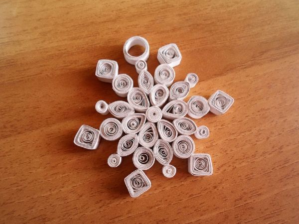 Mooie sneeuwvlokken voor het nieuwe jaar 2017 met hun eigen handen van papier - diagrammen en foto's in fasen. Masterclasses voor kinderen op grote sneeuwvlokken in origamitechniek