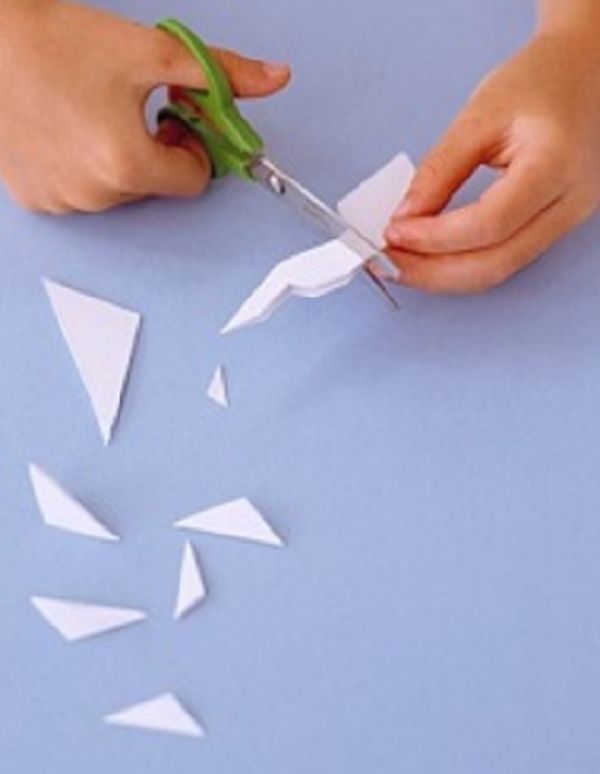 Mooie sneeuwvlokken voor het nieuwe jaar 2017 met hun eigen handen van papier - diagrammen en foto's in fasen. Masterclasses voor kinderen op grote sneeuwvlokken in origamitechniek