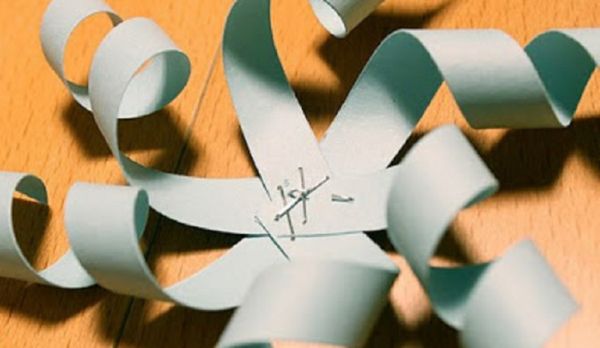 Mooie sneeuwvlokken voor het nieuwe jaar 2017 met hun eigen handen van papier - diagrammen en foto's in fasen. Masterclasses voor kinderen op grote sneeuwvlokken in origamitechniek