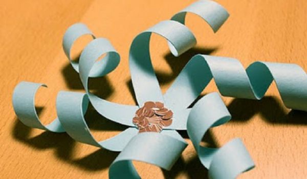 Mooie sneeuwvlokken voor het nieuwe jaar 2017 met hun eigen handen van papier - diagrammen en foto's in fasen. Masterclasses voor kinderen op grote sneeuwvlokken in origamitechniek