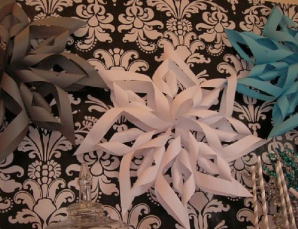 Mooie sneeuwvlokken voor het nieuwe jaar 2017 met hun eigen handen van papier - diagrammen en foto's in fasen. Masterclasses voor kinderen op grote sneeuwvlokken in origamitechniek