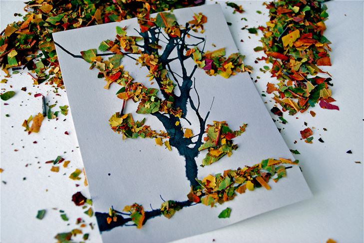 Herfsthandwerk gemaakt van natuurlijk materiaal: foto