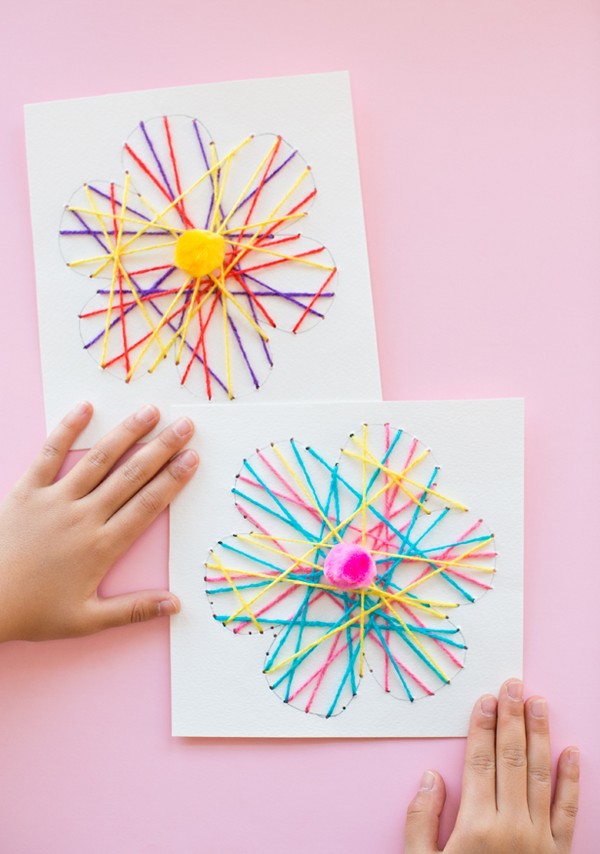Briefkaart voor Moederdag met eigen handen, masterclasses met foto's voor de kleuterschool en 1-3 cijfers