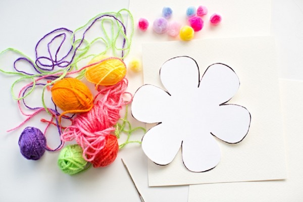 Briefkaart voor Moederdag met eigen handen, masterclasses met foto's voor de kleuterschool en 1-3 cijfers