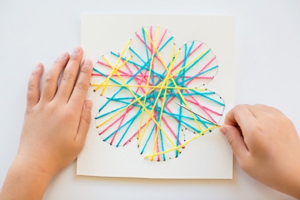 Briefkaart voor Moederdag met eigen handen, masterclasses met foto's voor de kleuterschool en 1-3 cijfers