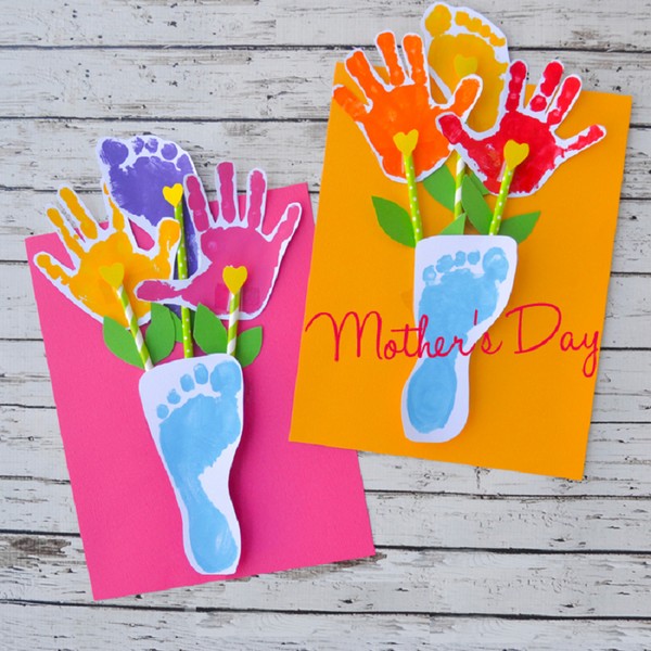 Briefkaart voor Moederdag met eigen handen, masterclasses met foto's voor de kleuterschool en 1-3 cijfers