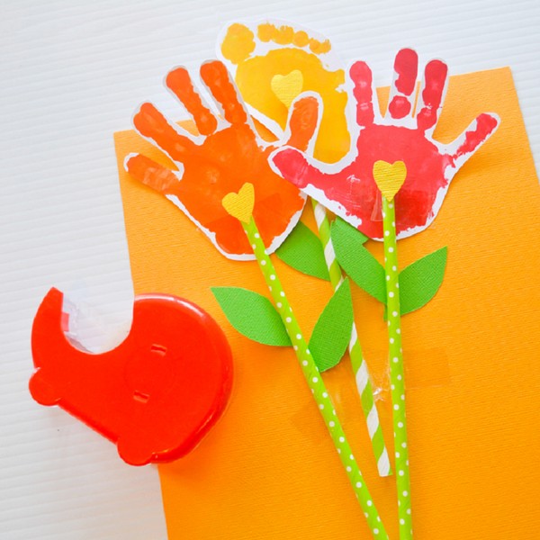 Briefkaart voor Moederdag met eigen handen, masterclasses met foto's voor de kleuterschool en 1-3 cijfers