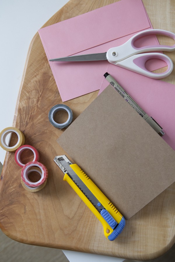 Briefkaart voor Moederdag met eigen handen, masterclasses met foto's voor de kleuterschool en 1-3 cijfers
