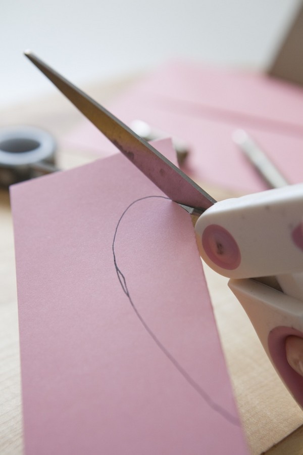Briefkaart voor Moederdag met eigen handen, masterclasses met foto's voor de kleuterschool en 1-3 cijfers