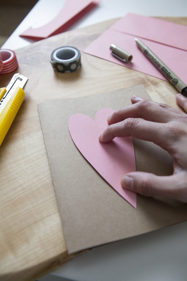 Briefkaart voor Moederdag met eigen handen, masterclasses met foto's voor de kleuterschool en 1-3 cijfers