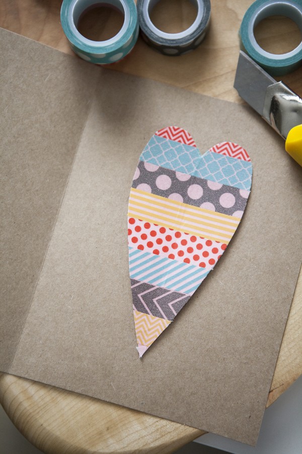 Briefkaart voor Moederdag met eigen handen, masterclasses met foto's voor de kleuterschool en 1-3 cijfers
