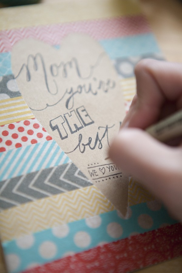 Briefkaart voor Moederdag met eigen handen, masterclasses met foto's voor de kleuterschool en 1-3 cijfers