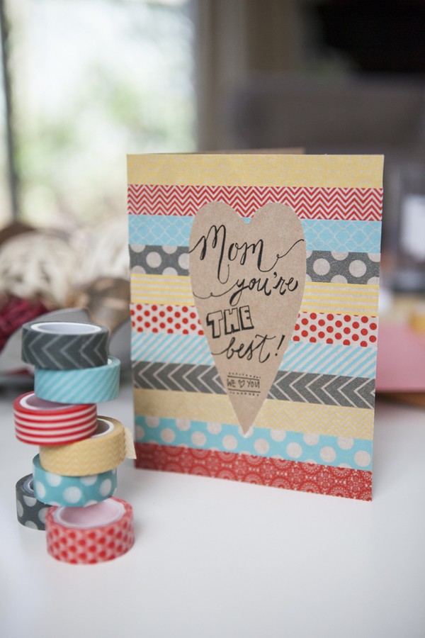 Briefkaart voor Moederdag met eigen handen, masterclasses met foto's voor de kleuterschool en 1-3 cijfers