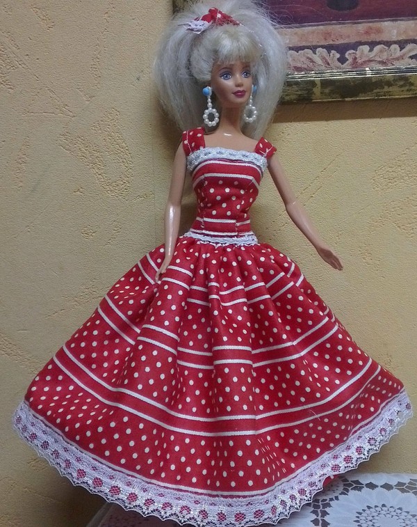 Jurken voor Barbie's eigen handen - patronen en patronen
