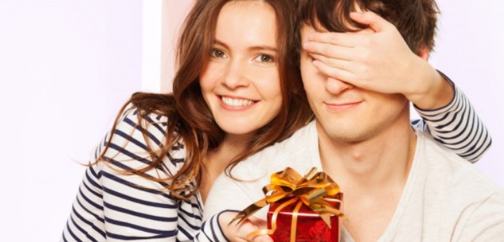 vrouw geeft een geschenk