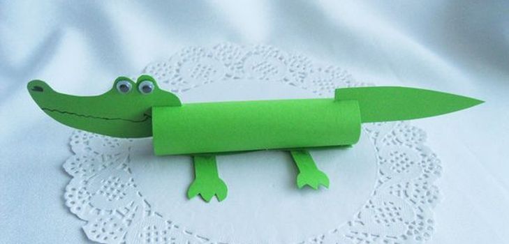 Krokodil gemaakt van gekleurd papier met eigen handen