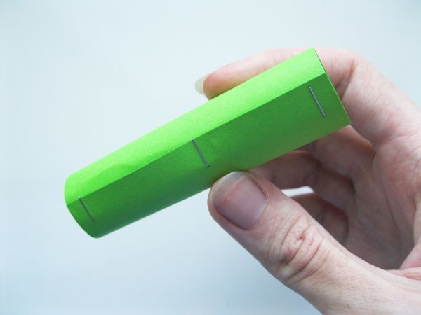 Krokodil gemaakt van gekleurd papier met eigen handen
