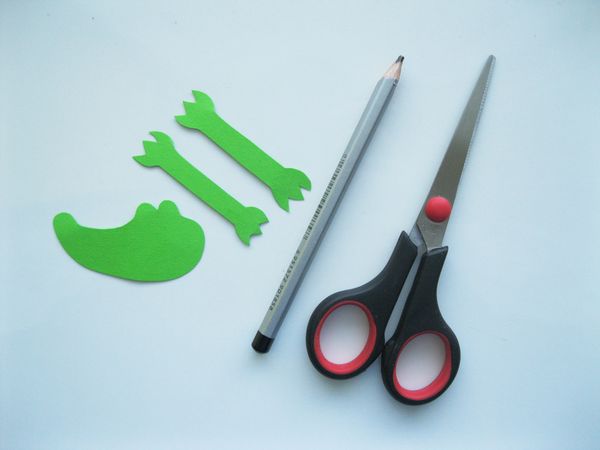 Krokodil gemaakt van gekleurd papier met eigen handen