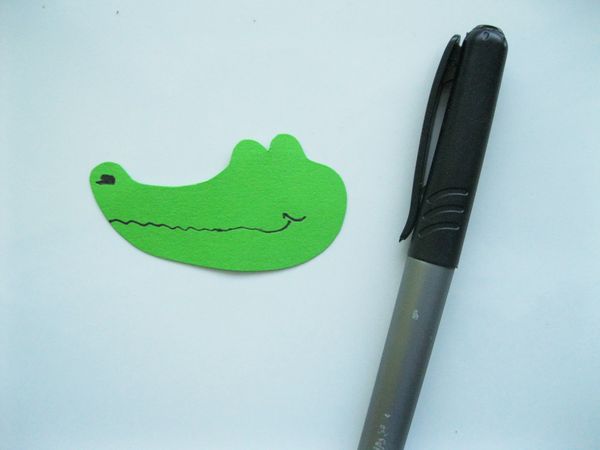Krokodil gemaakt van gekleurd papier met eigen handen