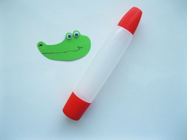 Krokodil gemaakt van gekleurd papier met eigen handen