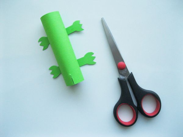 Krokodil gemaakt van gekleurd papier met eigen handen