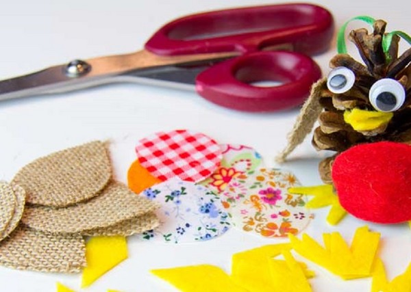 Ambachten "Gifts of Autumn" met hun eigen handen van natuurlijke materialen voor de kleuterschool en op school