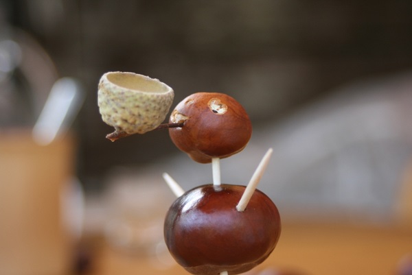 Ambachten van kastanjes op het thema van de herfst