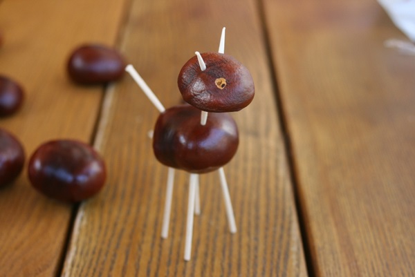 Ambachten van kastanjes op het thema van de herfst