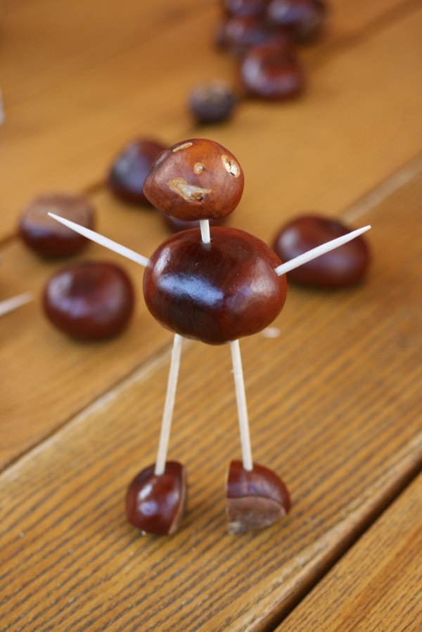 Ambachten van kastanjes op het thema van de herfst