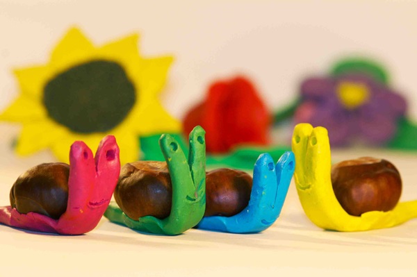 Ambachten van kastanjes op het thema van de herfst