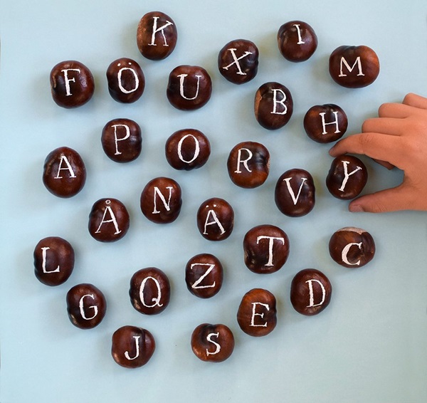 Ambachten van kastanjes op het thema van de herfst