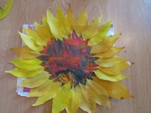 Ambachten van bladeren op het thema "Herfst" met hun eigen handen voor schoolkinderen