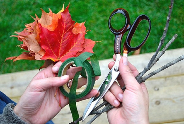Ambachten van bladeren op het thema "Herfst" met hun eigen handen voor schoolkinderen