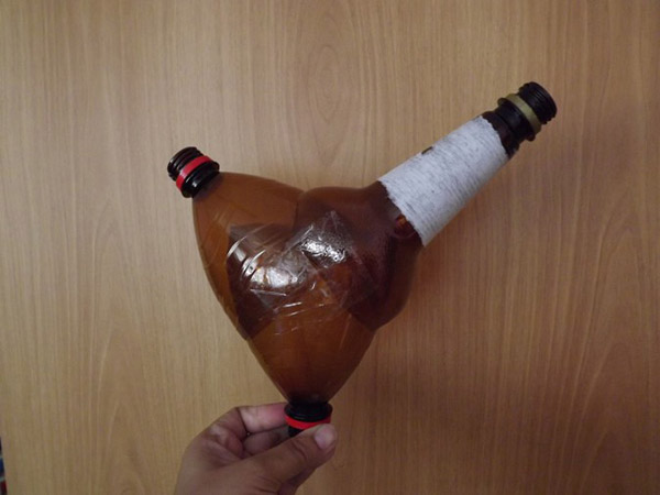 Nieuwe ambachten van plastic flessen met hun eigen handen voor tuin en boomgaard
