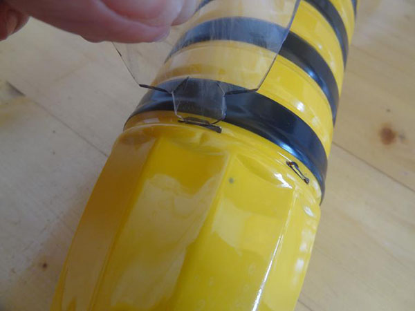Nieuwe ambachten van plastic flessen met hun eigen handen voor tuin en boomgaard